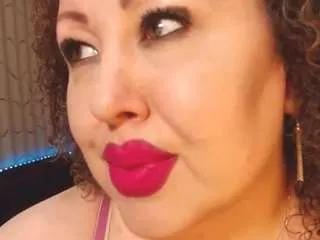 Freechat yourbustykatty on CamSoda