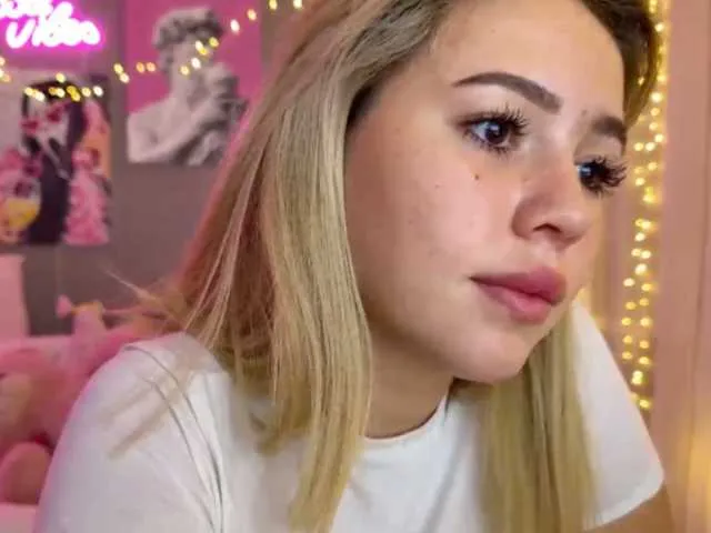 BongaCams AmyGlad is Freechat AmyGlad — Laughter, chocolate and generous people with good energy.
When someone really listens, not just watches.
When the chat is live, and everyone feels part of the flow.