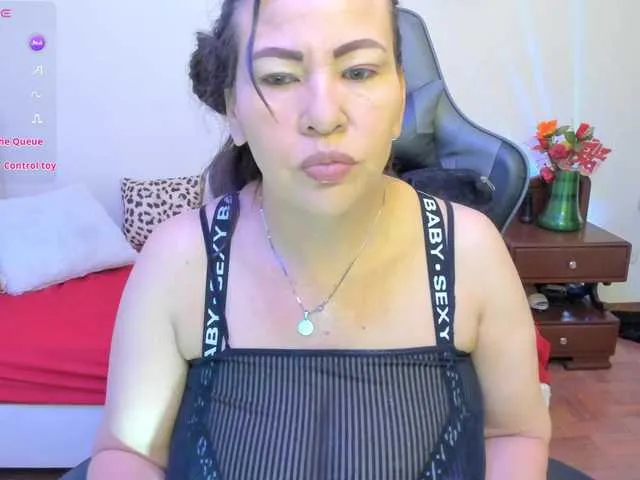 Offline esmeraldamilf on BongaCams