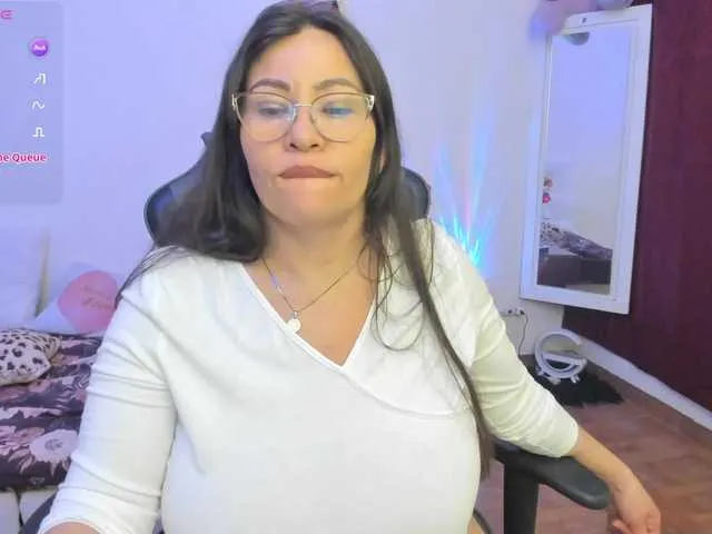 Offline esmeraldamilf on BongaCams