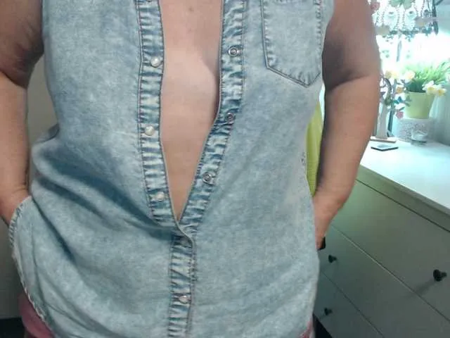 Offline flirty-adele on BongaCams