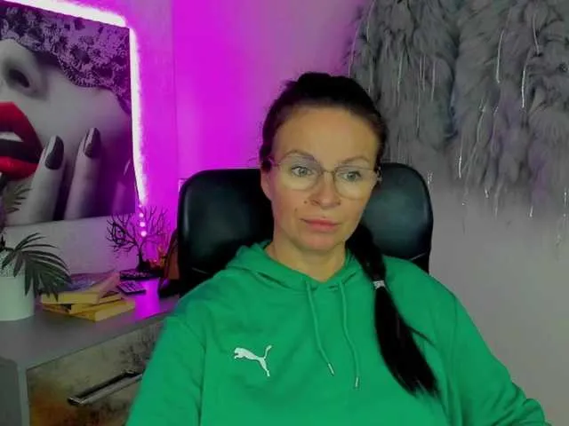 HelenSHOW1 on BongaCams 