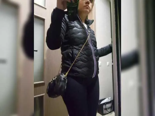 Offline Kira183 on BongaCams