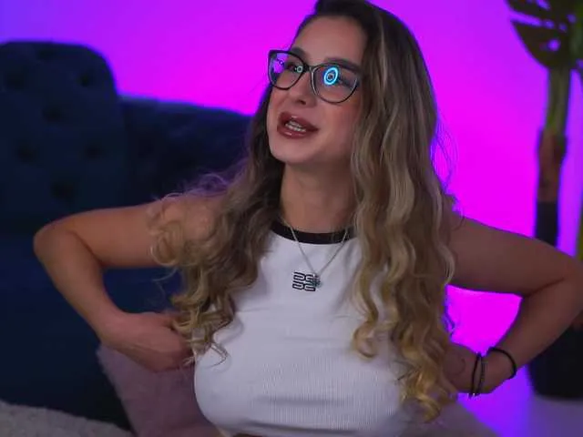 Offline MaddieBryggs on BongaCams