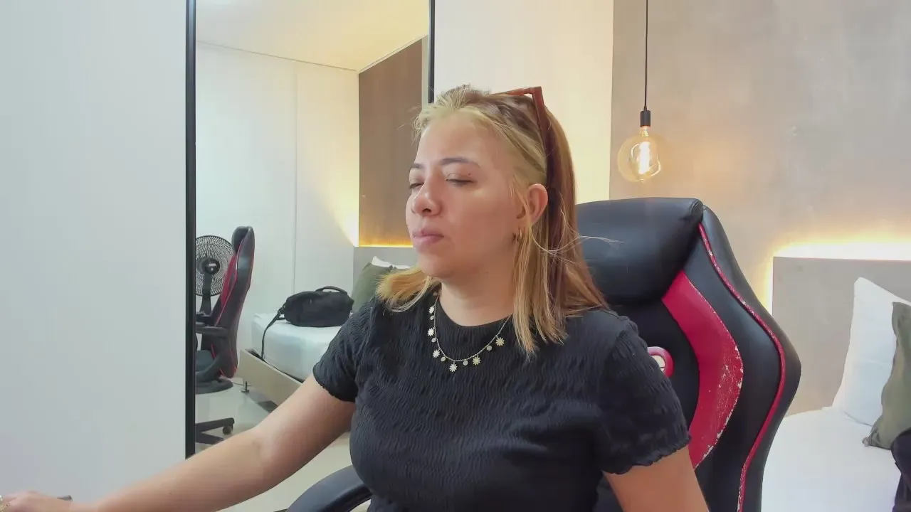 alma_fenix —  #femdom #bdsm #ass #C2C #feet