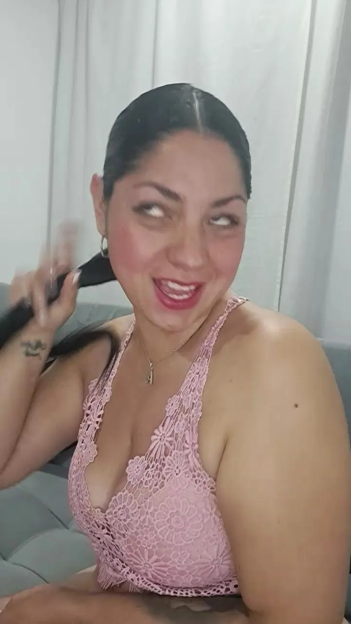 Offline bella_milf1 on Cam4