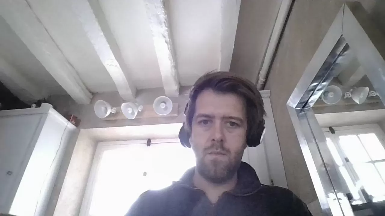 Offline charlyplc75 on Cam4