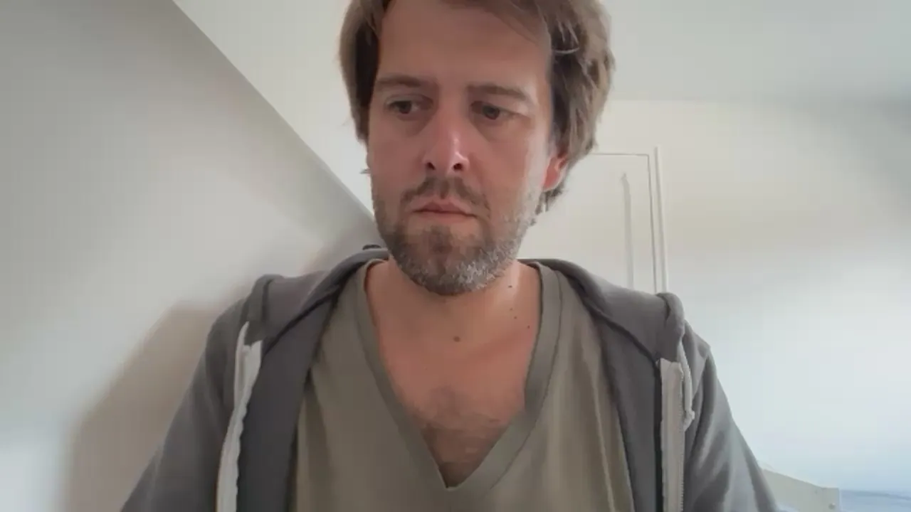 Offline charlyplc75 on Cam4