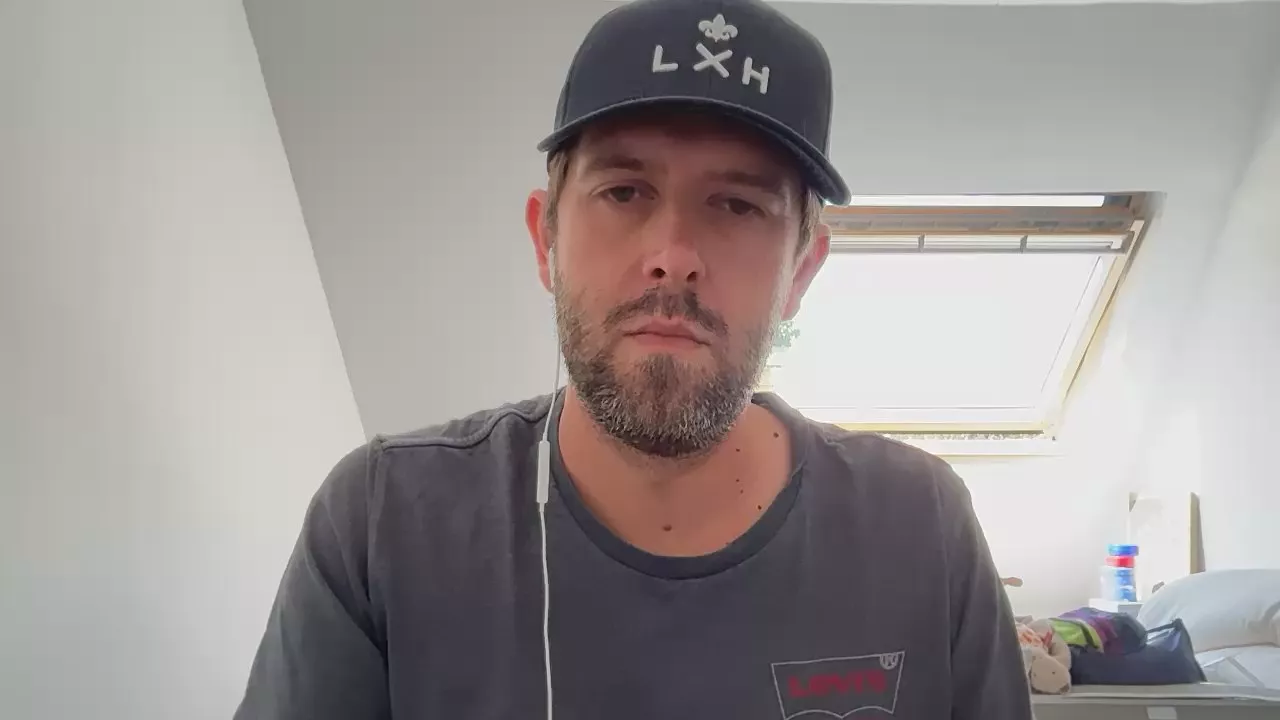 Offline charlyplc75 on Cam4