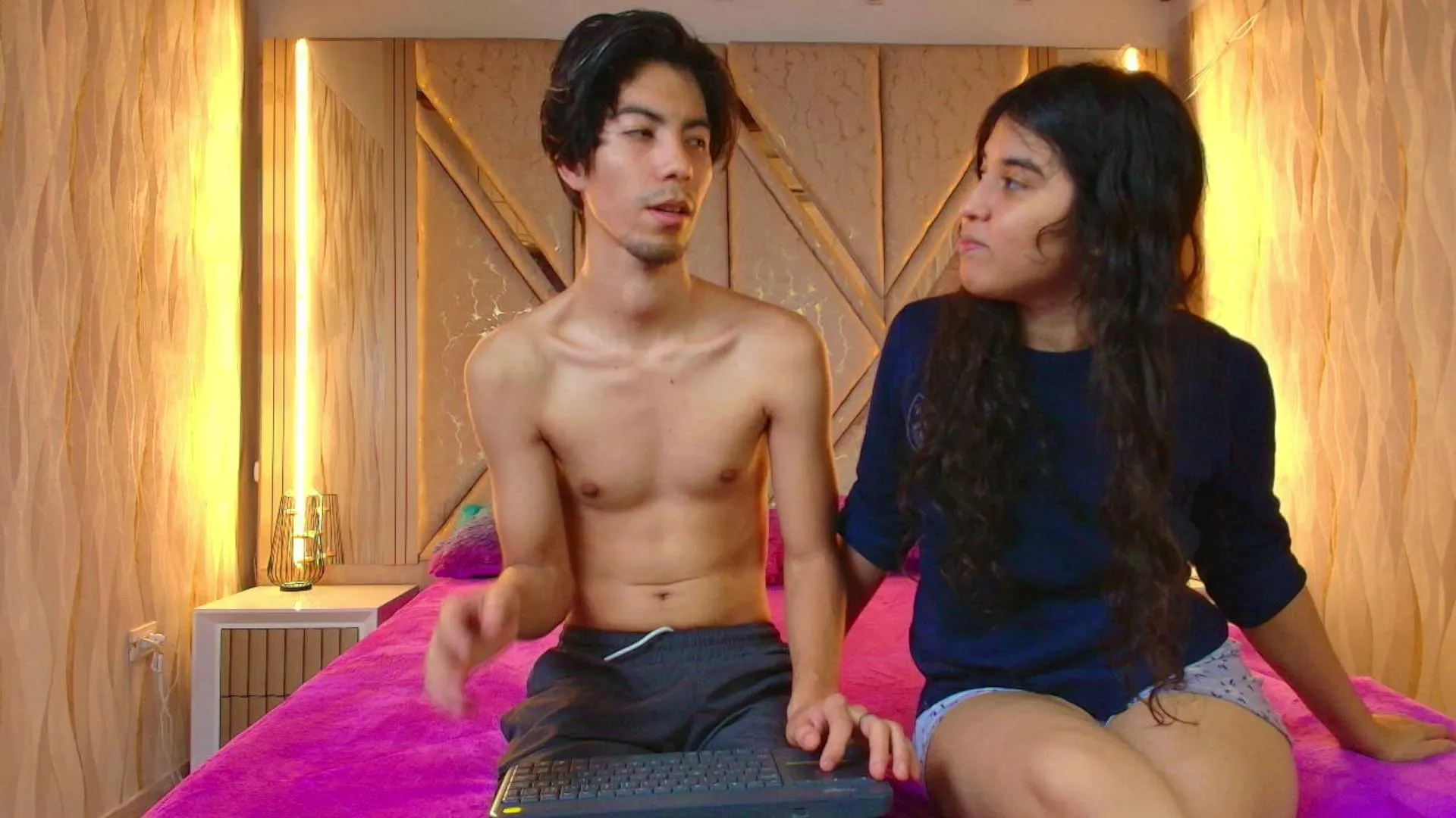 Offline Couple_hot_2025 on Cam4