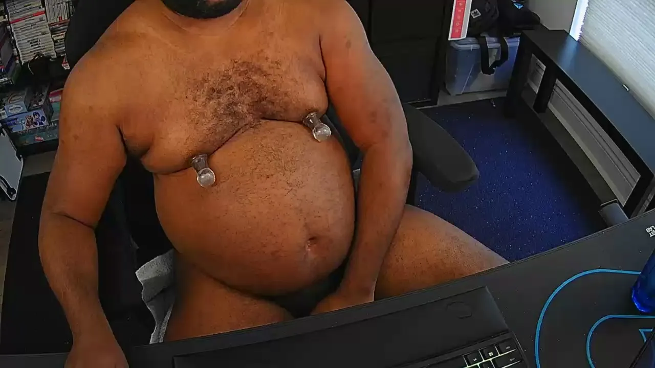 Offline daddytitpig on Cam4