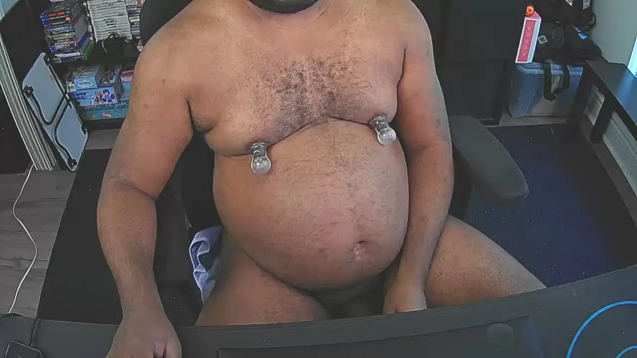 Offline daddytitpig on Cam4