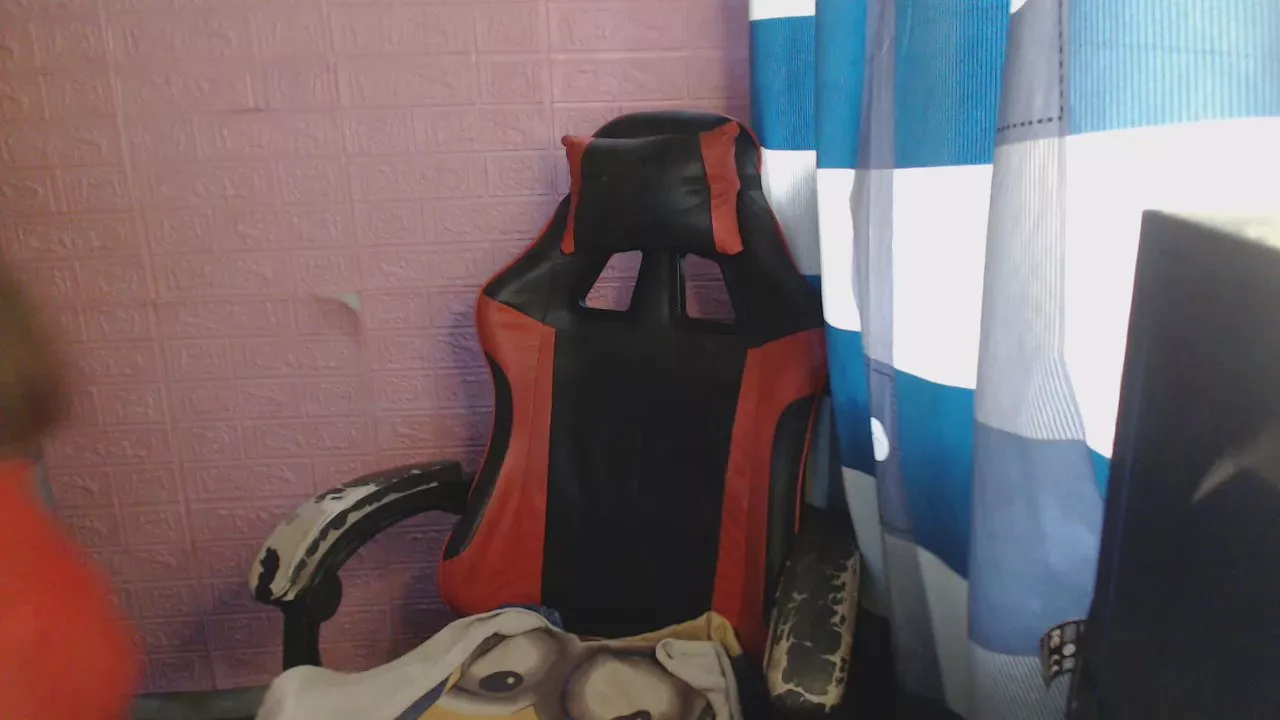 Offline holy_phoebe24 on Cam4