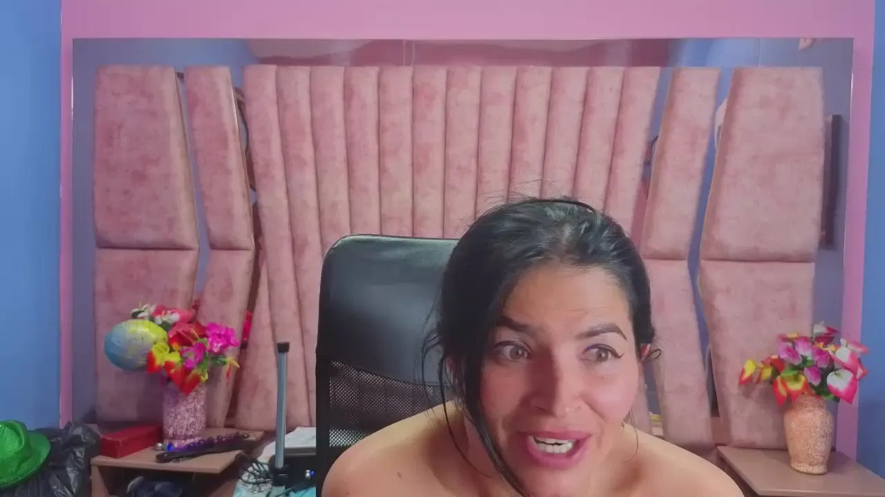 Offline hornyskinny26 on Cam4