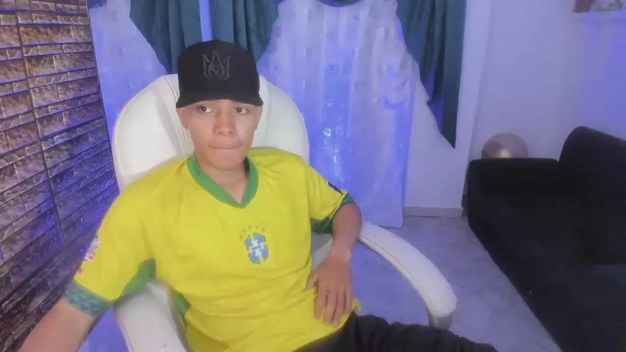 Offline Hunter_Booy on Cam4