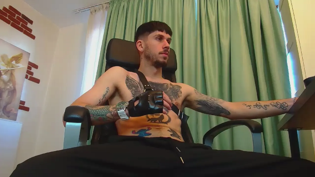 Offline JonahShaw on Cam4