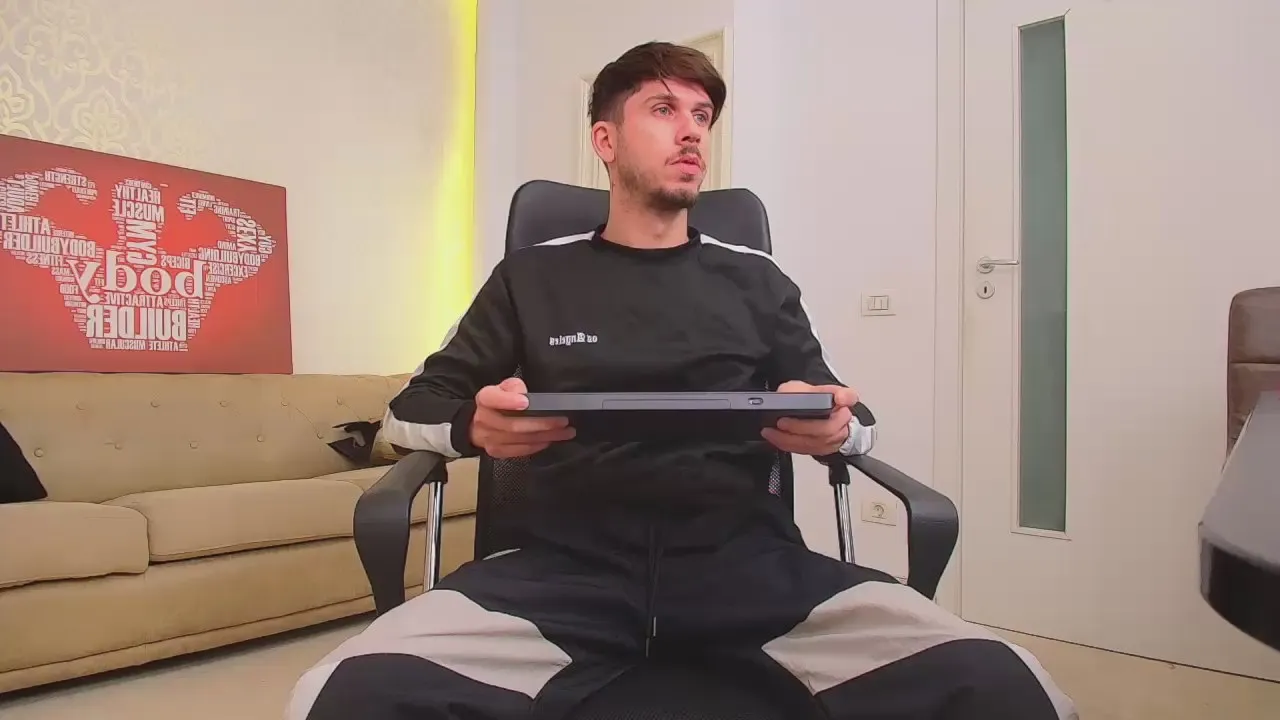 Offline JonahShaw on Cam4