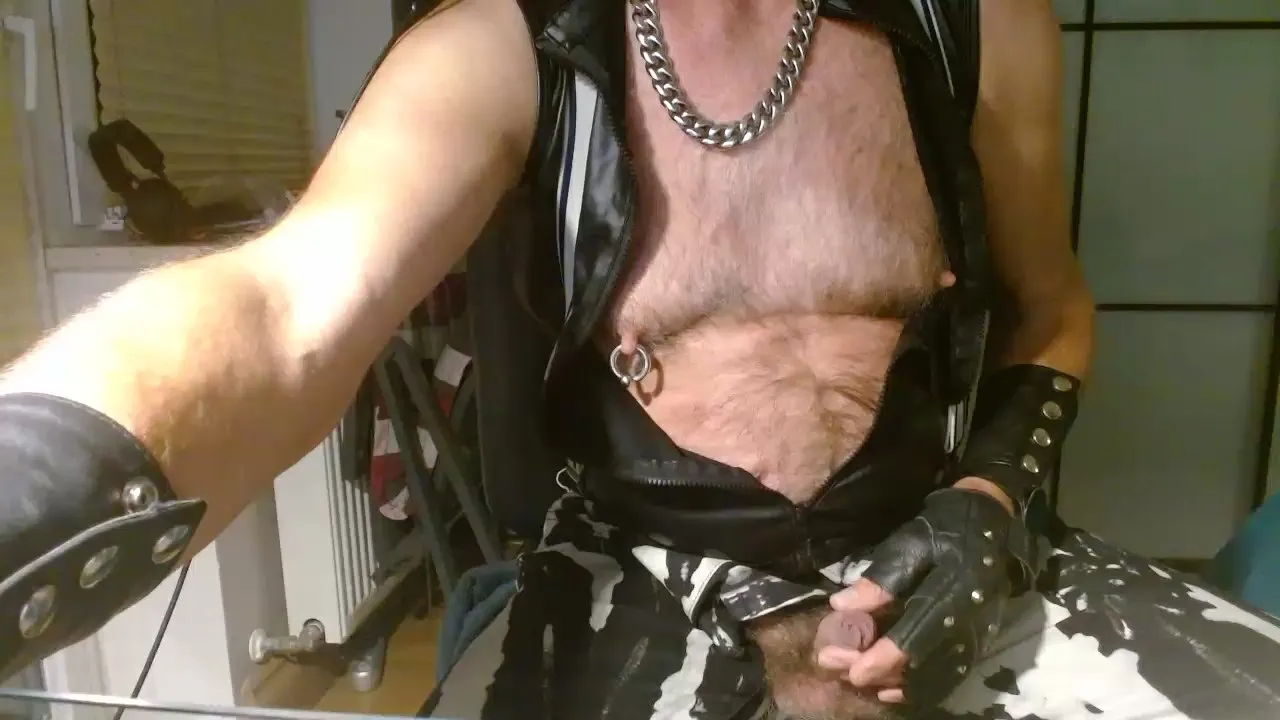 Offline Ledersauttt on Cam4