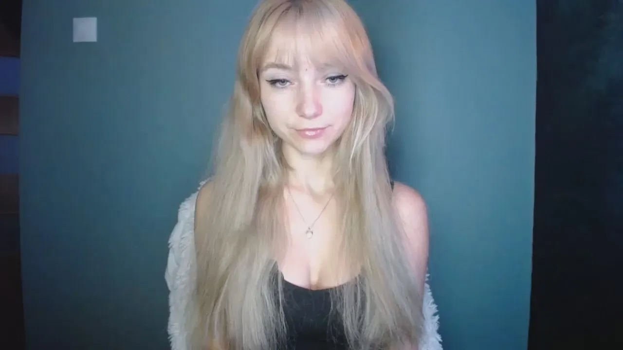 Offline LuciaAdorable on Cam4