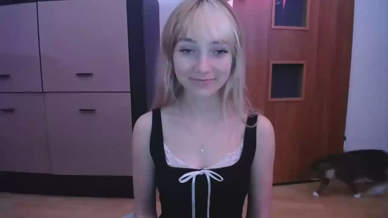 Offline LuciaAdorable on Cam4