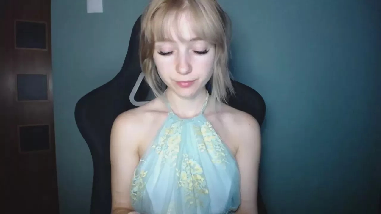 Offline LuciaAdorable on Cam4