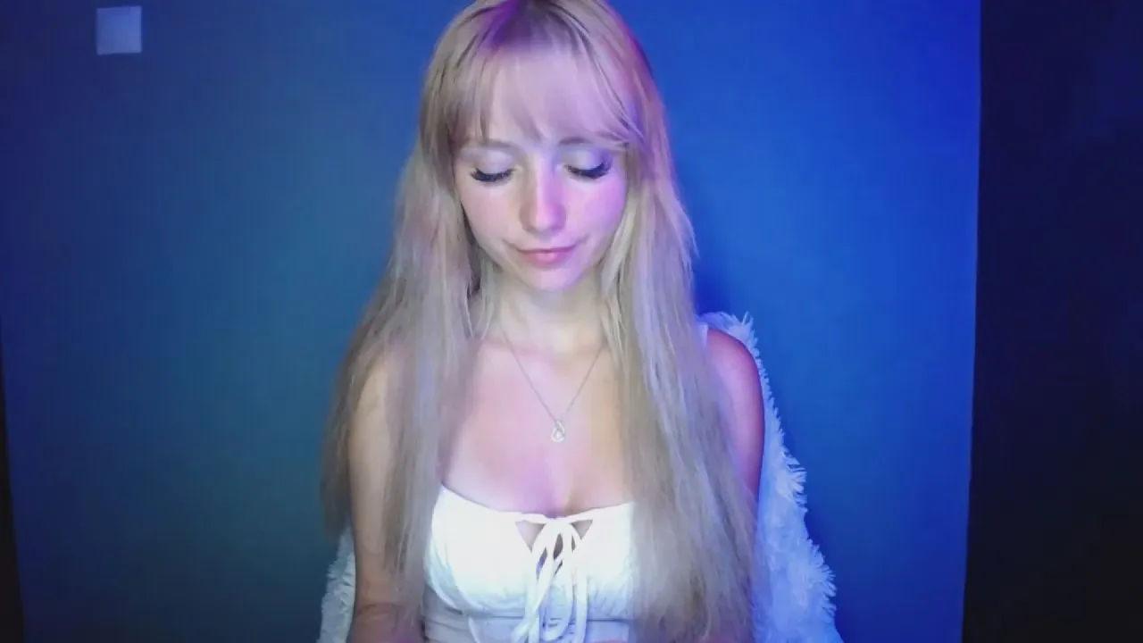 Offline LuciaAdorable on Cam4