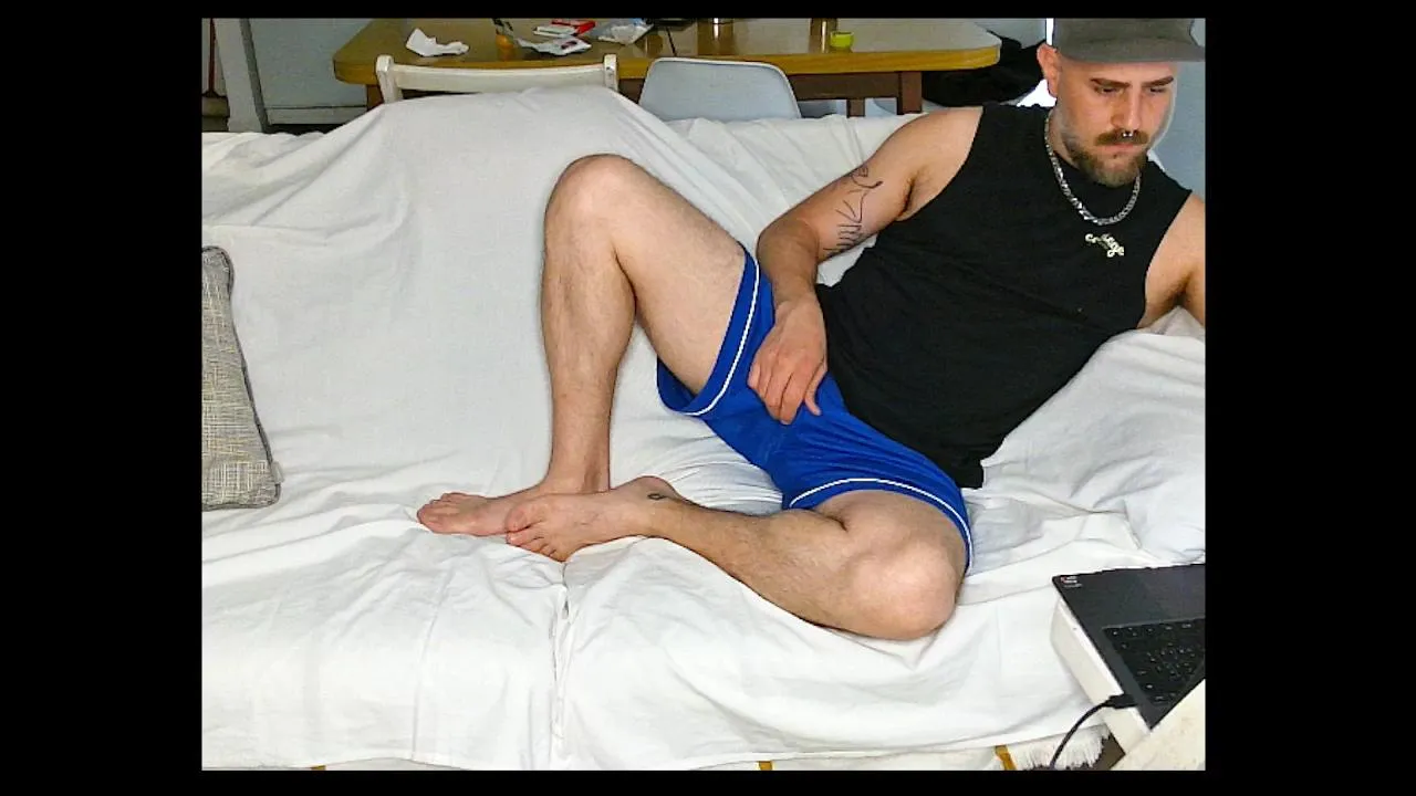 Offline makeme_do_it on Cam4