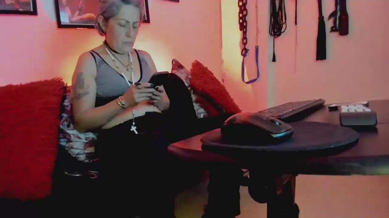 Offline MistressNyx_cg on Cam4