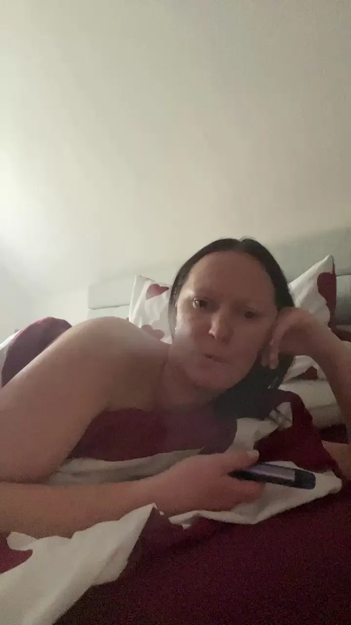 Offline Nadine1990 on Cam4