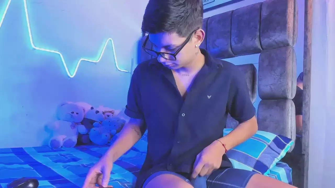 Offline naughty_daniel on Cam4