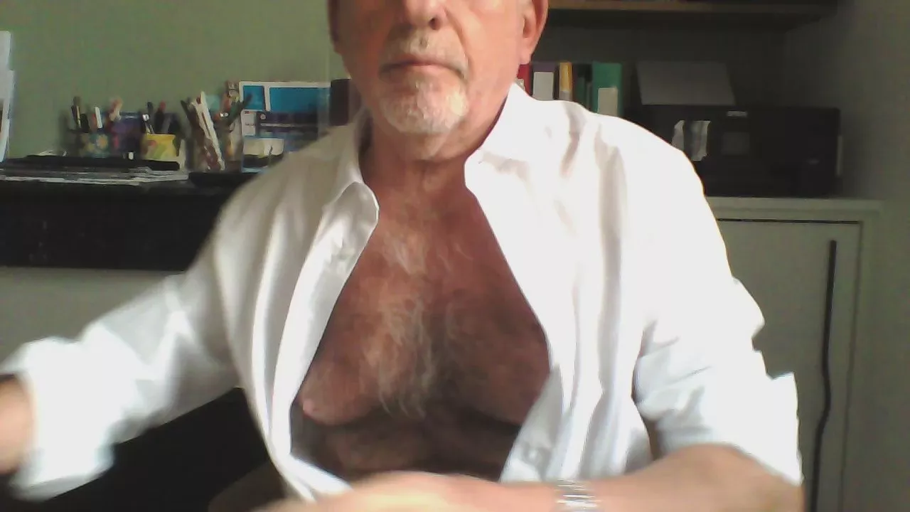 Offline openmyshirt on Cam4
