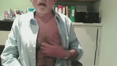 Offline openmyshirt on Cam4