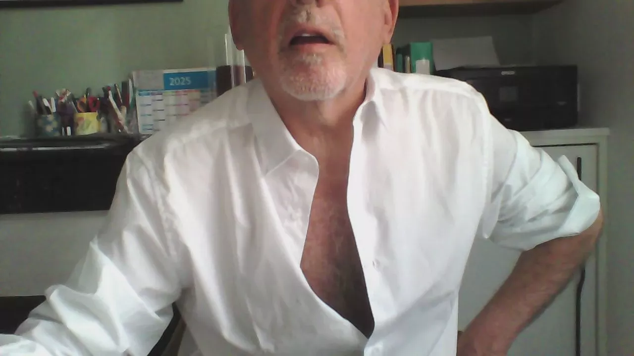 Offline openmyshirt on Cam4