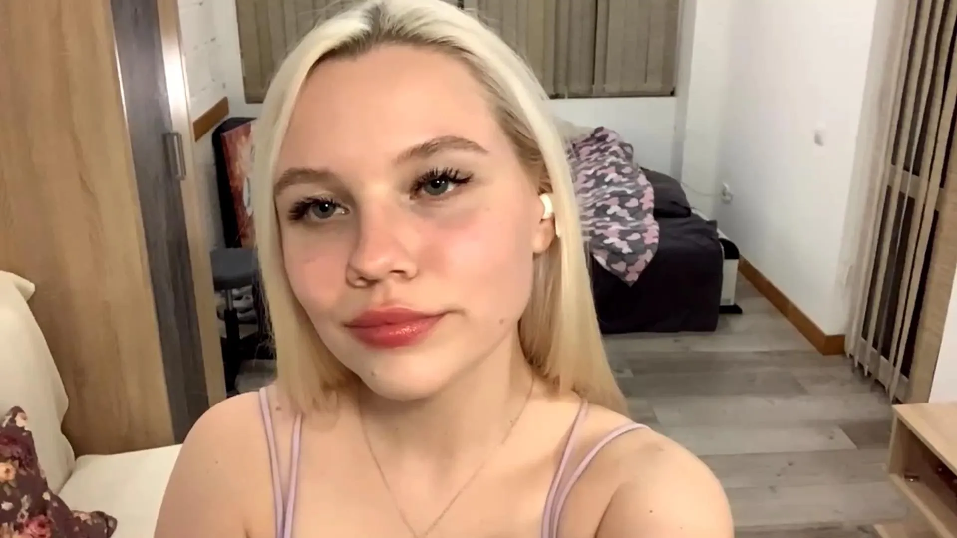 PLUSHIE_EYES on Cam4