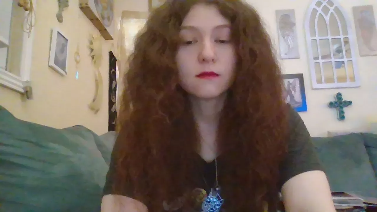 QueenCrimson on Cam4 