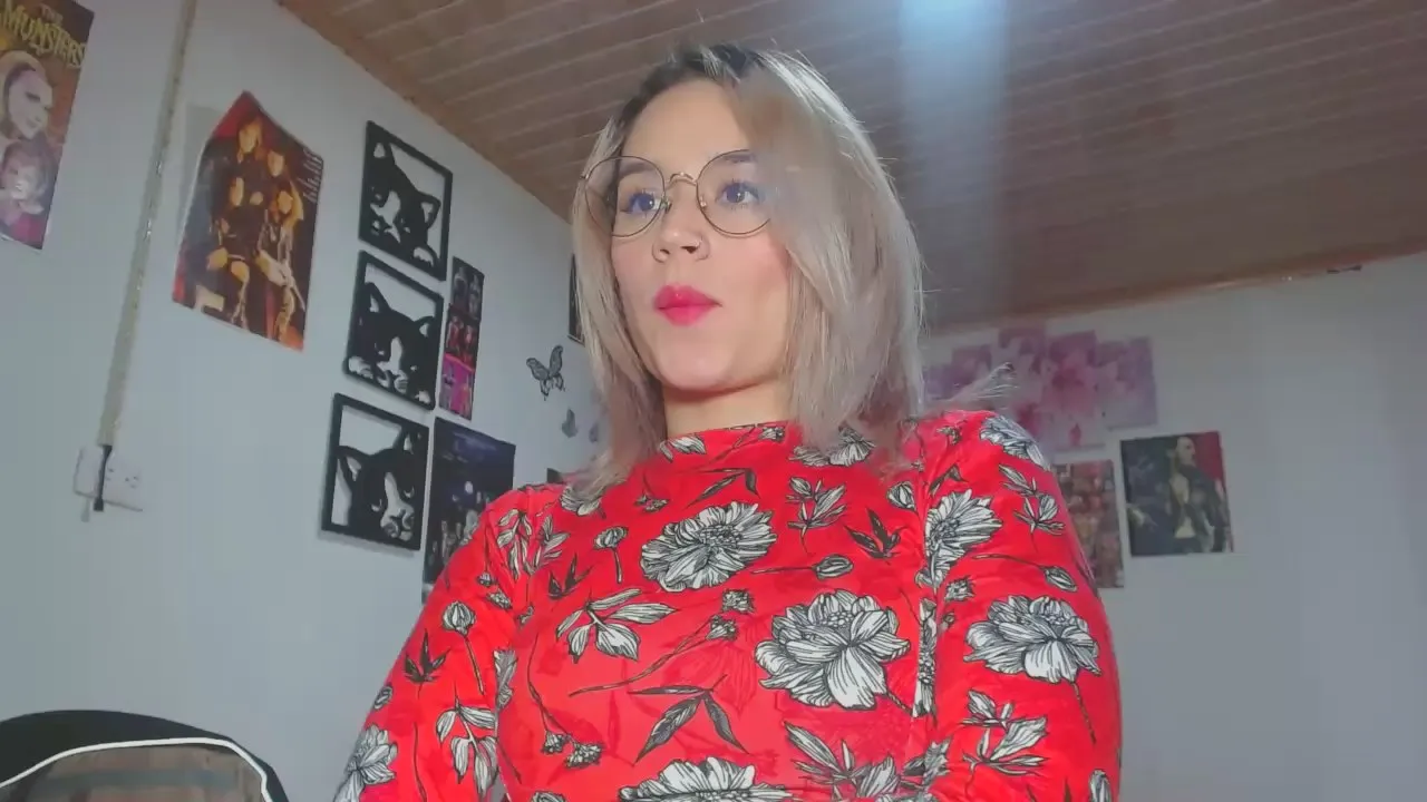 scarlett_rouse —  #cute #bigass #masturbation #anal #analtoys #pee #squirt