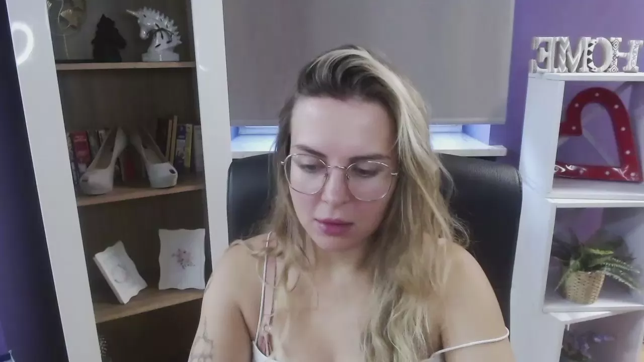 Offline xZoey on Cam4