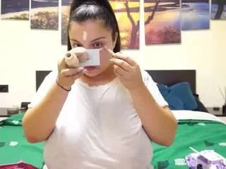 Freechat adellineee on CamSoda