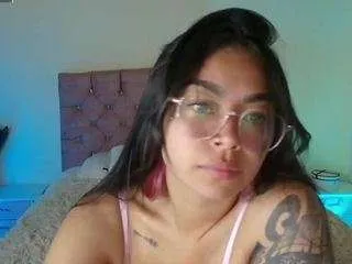 Freechat alinna-1 on CamSoda