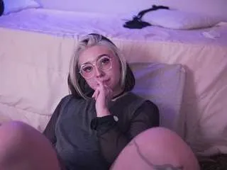 emily-white9 on CamSoda