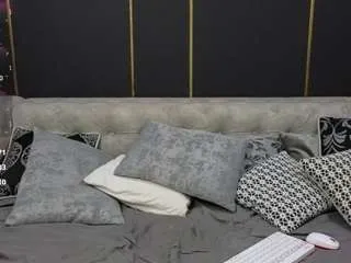 Freechat holypinkie on CamSoda