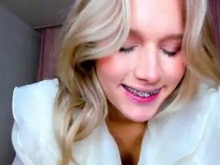 CamSoda meowthlilu is Freechat meowthlilu — Hi, sweetheart! Do you feel comfy already?