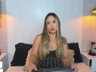 paola-reyy on CamSoda