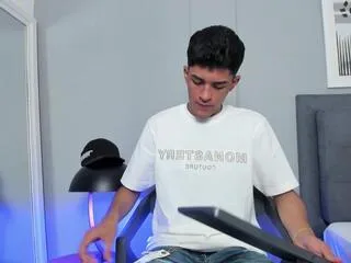 Freechat tyler_bennjamin on Flirt4Free