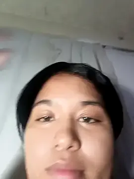 Leslie_rO — Me masturbo mi pussy