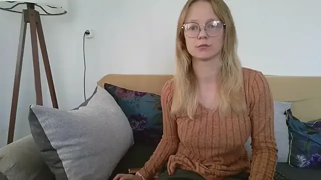 Freechat little-leni on StripChat