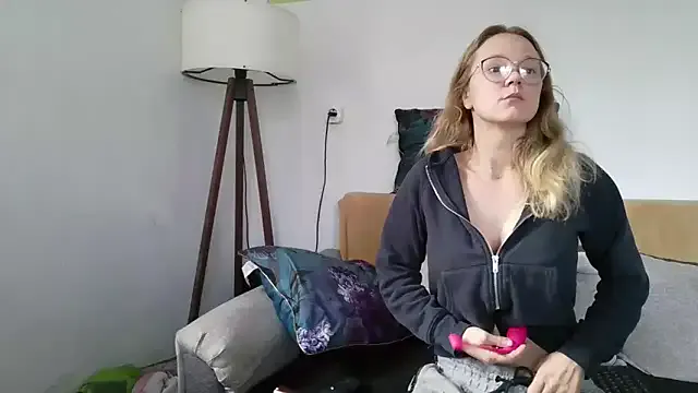 Freechat little-leni on StripChat