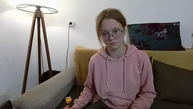 Freechat little-leni on StripChat