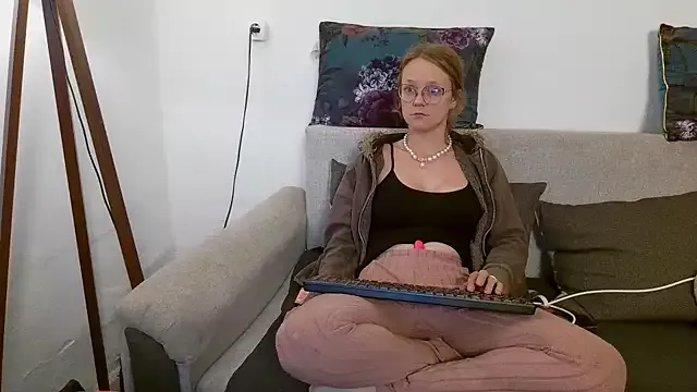 Freechat little-leni on StripChat