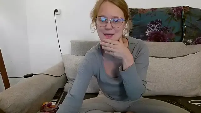 Freechat little-leni on StripChat